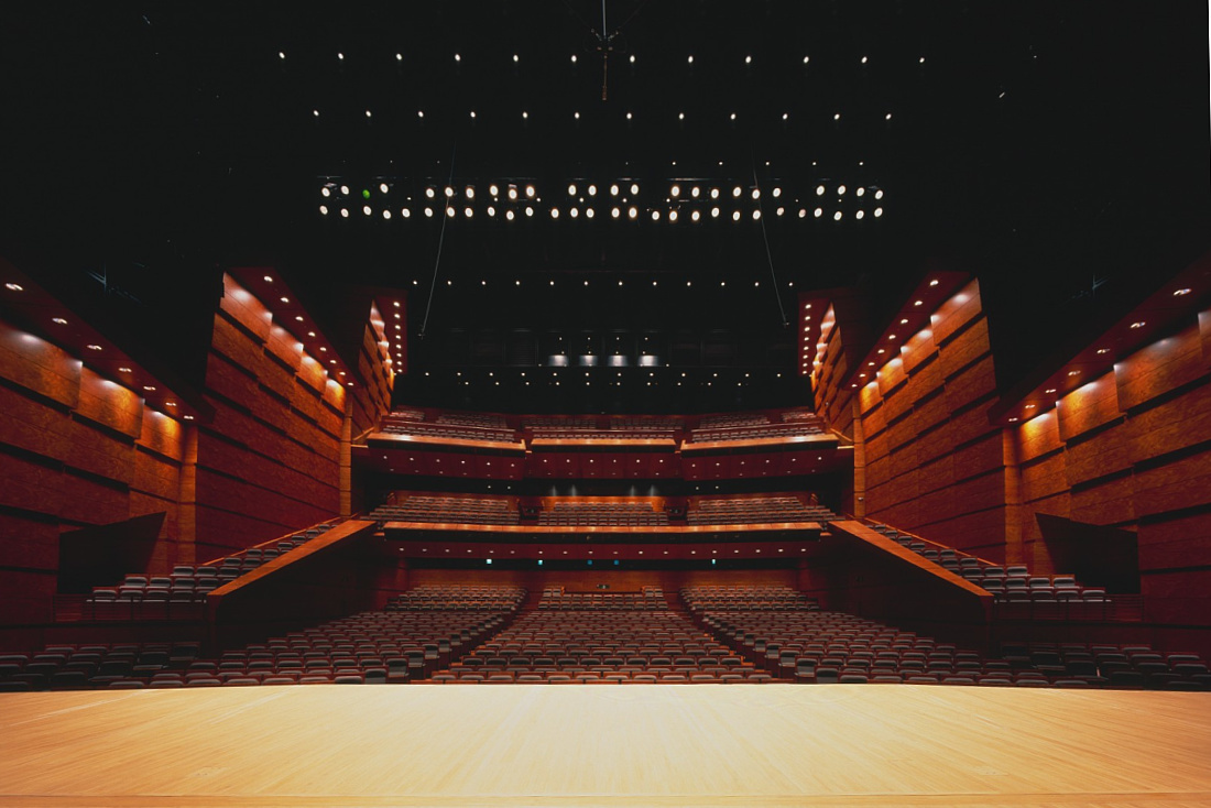Interior of Tokyo International Forum featuring ERCO lighting highlighting the architecture.