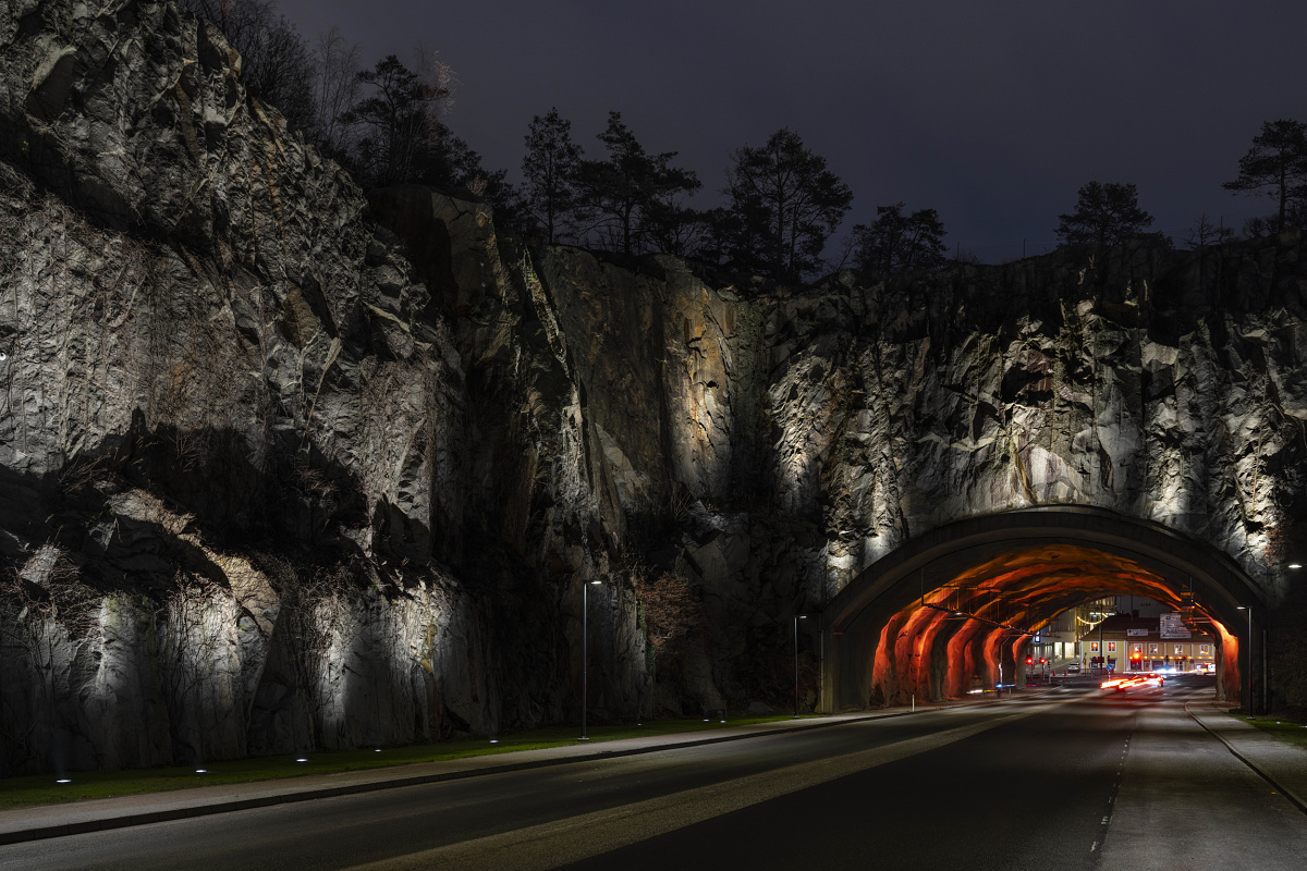 ERCO outdoor lighting illuminates the town gate and Hinsetunnel in Karlshamn, Sweden.