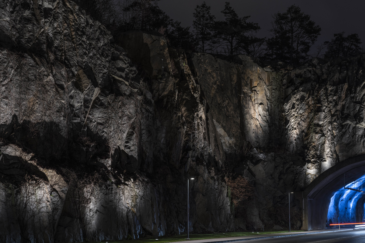 Illuminated town gate and Hinsetunnel in Karlshamn with ERCO outdoor lighting.
