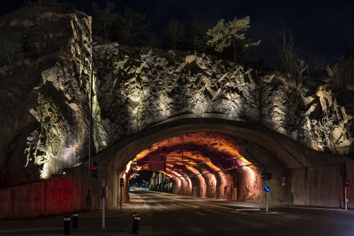 Illuminated town gate and Hinsetunnel in Karlshamn with ERCO outdoor lighting.