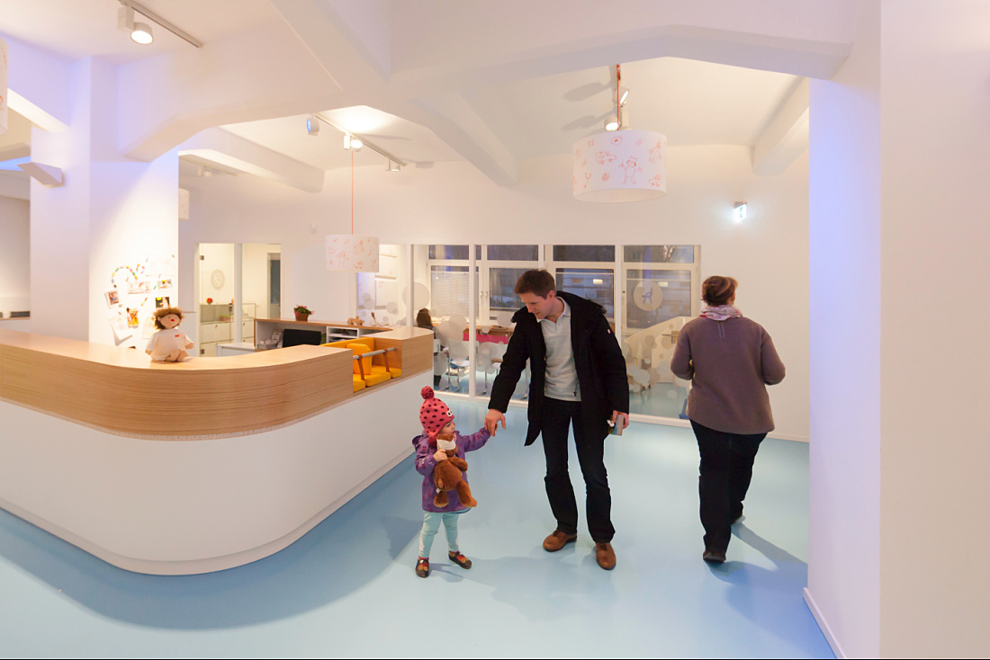 Welcoming LED lighting in Uhlig pediatric practice, Hamburg, creating a friendly atmosphere.