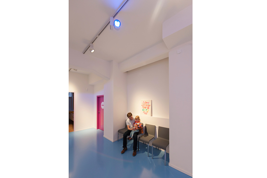 ERCO Optec LED spotlights illuminate the waiting area in Hamburg pediatric practice.