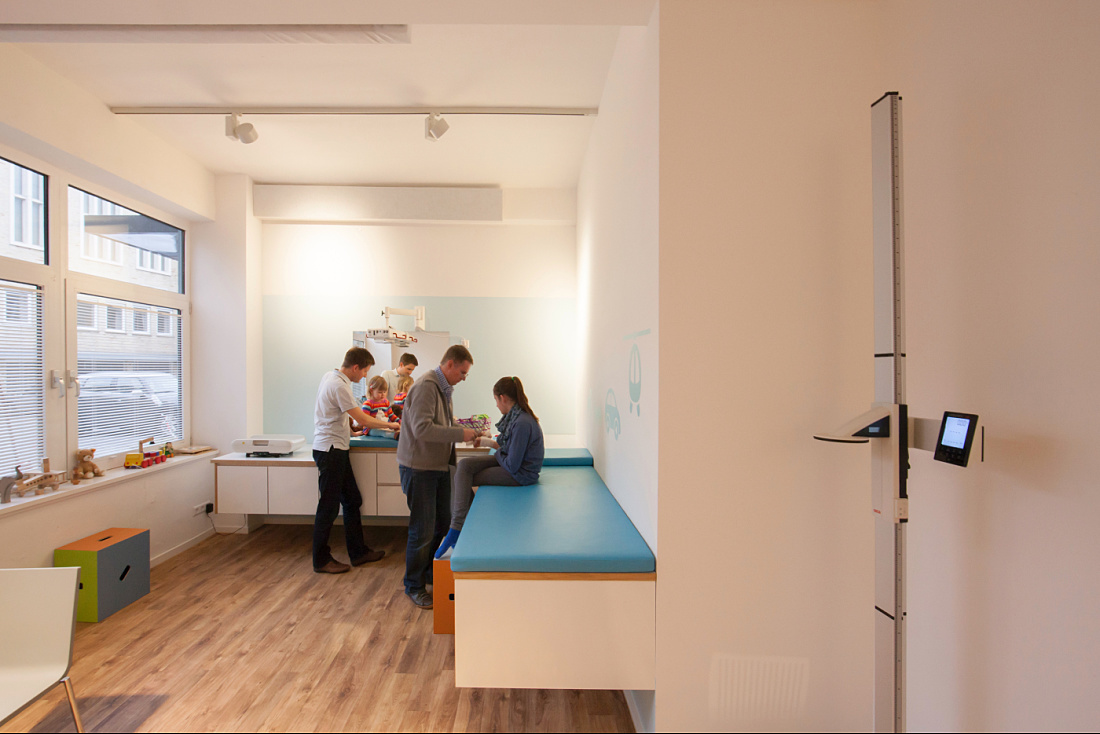 Bright, friendly Uhlig pediatric practice in Hamburg, illuminated by ERCO Optec LED spotlights for a pleasant atmosphere.