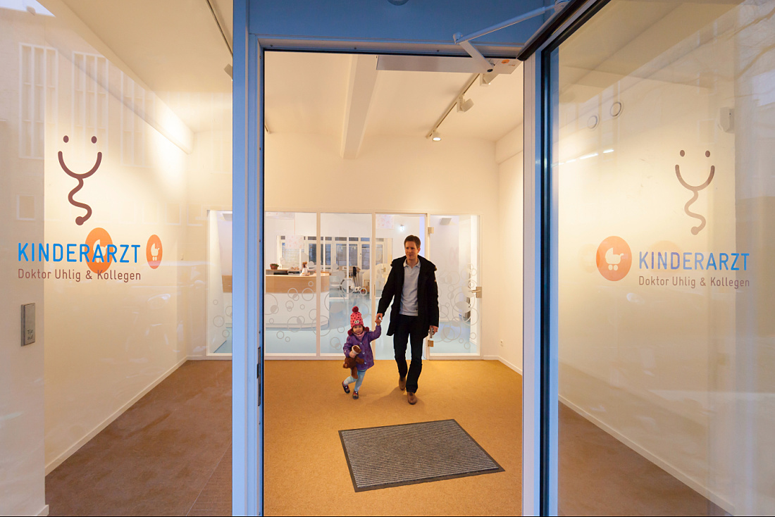 Entrance to Uhlig pediatric practice in Hamburg, illuminated by ERCO LED spotlights for a friendly ambiance.