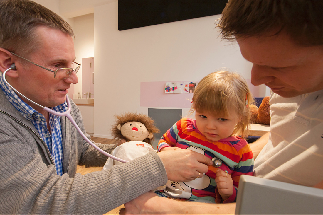 Pediatrician examining a young girl at the Uhlig practice in Hamburg.