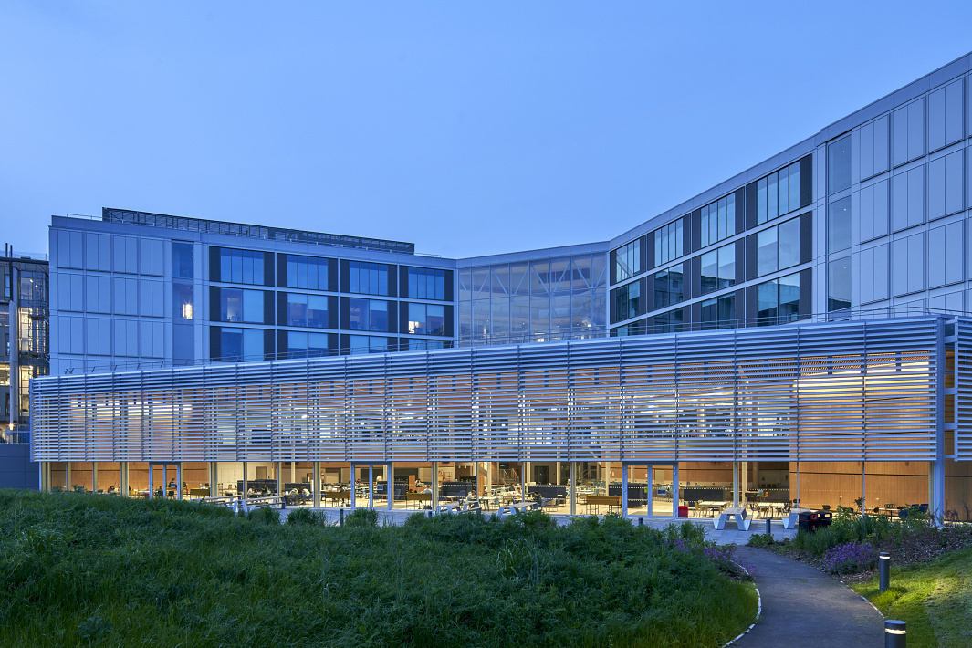 Exterior of the University of Baths School of Management, featuring ERCO lighting.