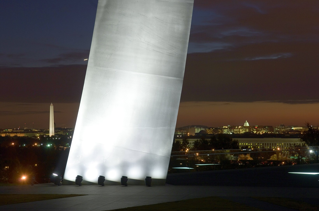 US Air Force Memorial in Arlington illuminated at night by ERCO Beamer spotlights.
