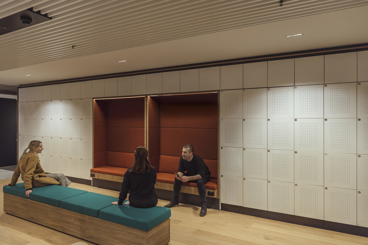 VicRoads Ringwood Customer Hub features flexible ERCO downlights for wayfinding and human-centric lighting.