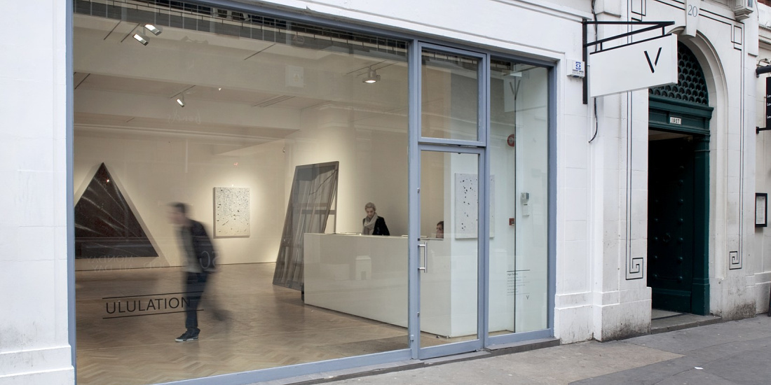 Vigo Gallery in London, illuminated by ERCO Light Board LED spotlights, showcasing contemporary art.