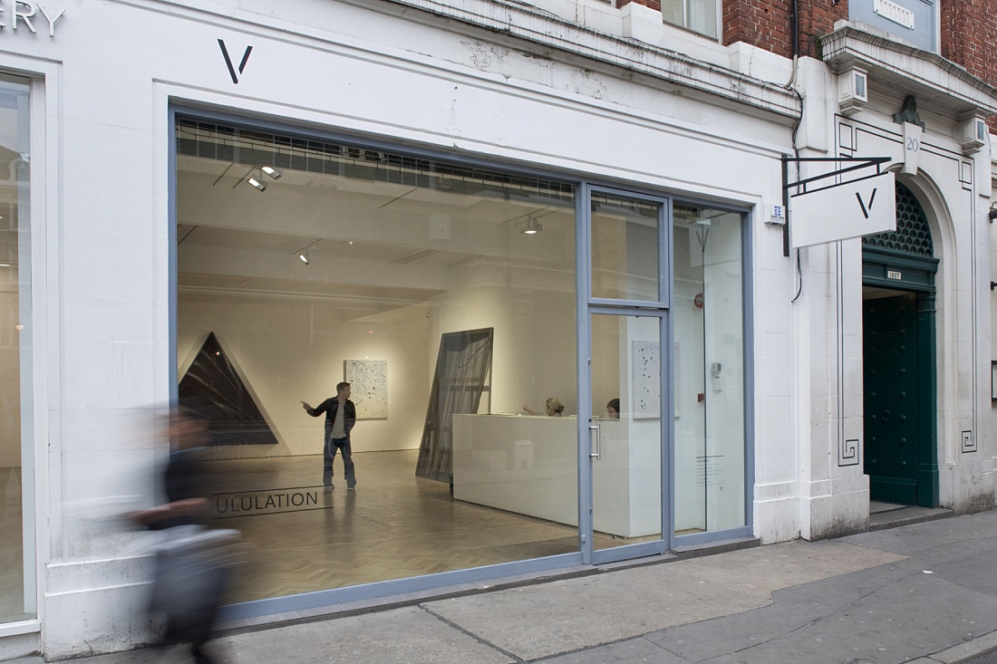 Vigo Gallery in London, illuminated by ERCO Light Board LED spotlights.