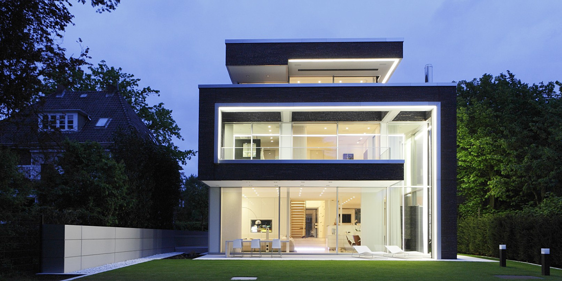Villa Linari illuminated with ERCO lighting: Facade lighting with Quintessence downlights and wallwashers.