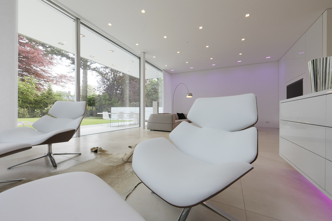 Villa Linari living room featuring ERCO Quintessence downlights for variable lighting.