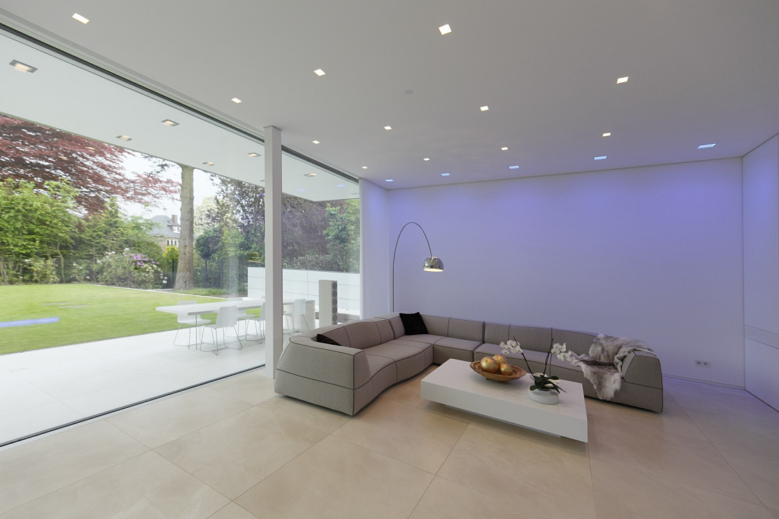 Villa Linari living room featuring Quintessence downlights for high-quality, variable lighting.