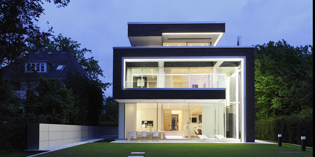 Villa Linari illuminated with ERCO lighting: Facade lighting with Quintessence downlights and wallwashers.