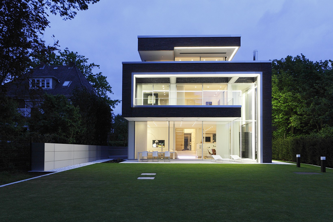 Villa Linari illuminated by ERCO: Quintessence downlights and wallwashers create atmospheric lighting.
