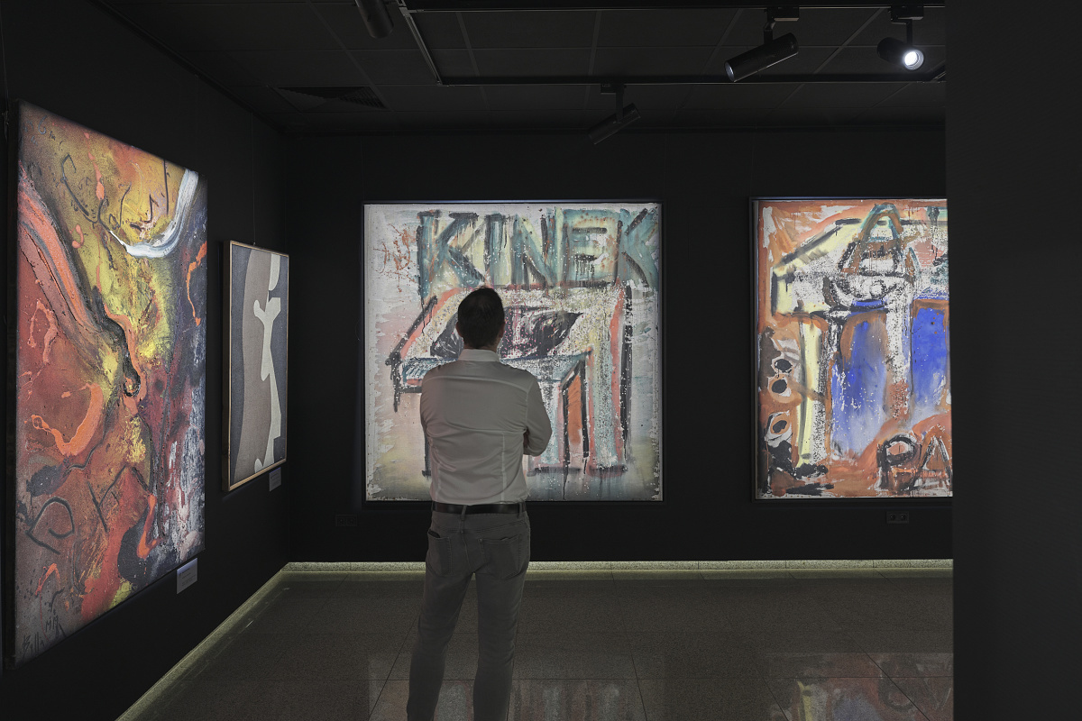 Man viewing art illuminated by ERCO LED spotlights in the Virág Judit Gallery.