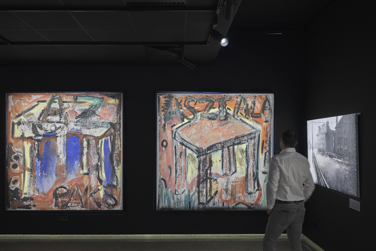 ERCO Eclipse spotlights illuminate art at the Virág Judit Gallery, Budapest.