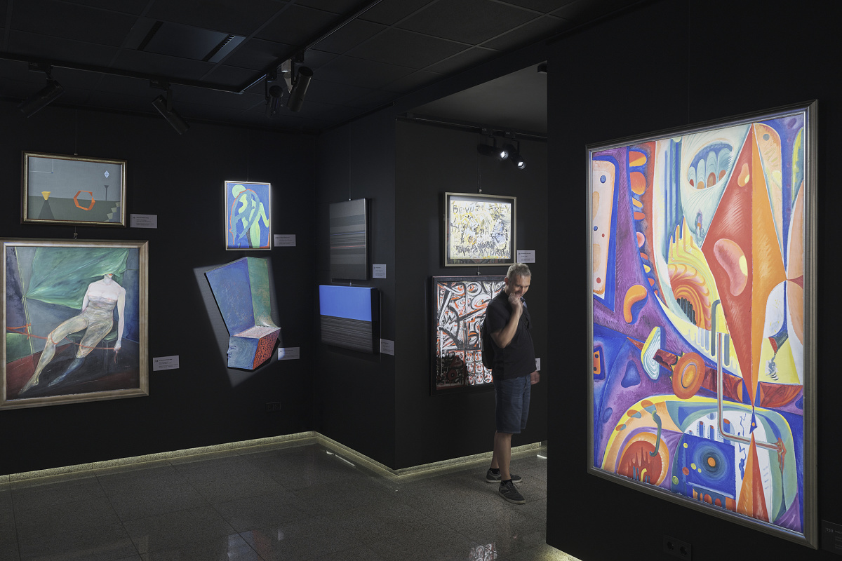 Art exhibition at Virág Judit Gallery, Budapest, illuminated by ERCO LED lighting and Eclipse contour spotlights.