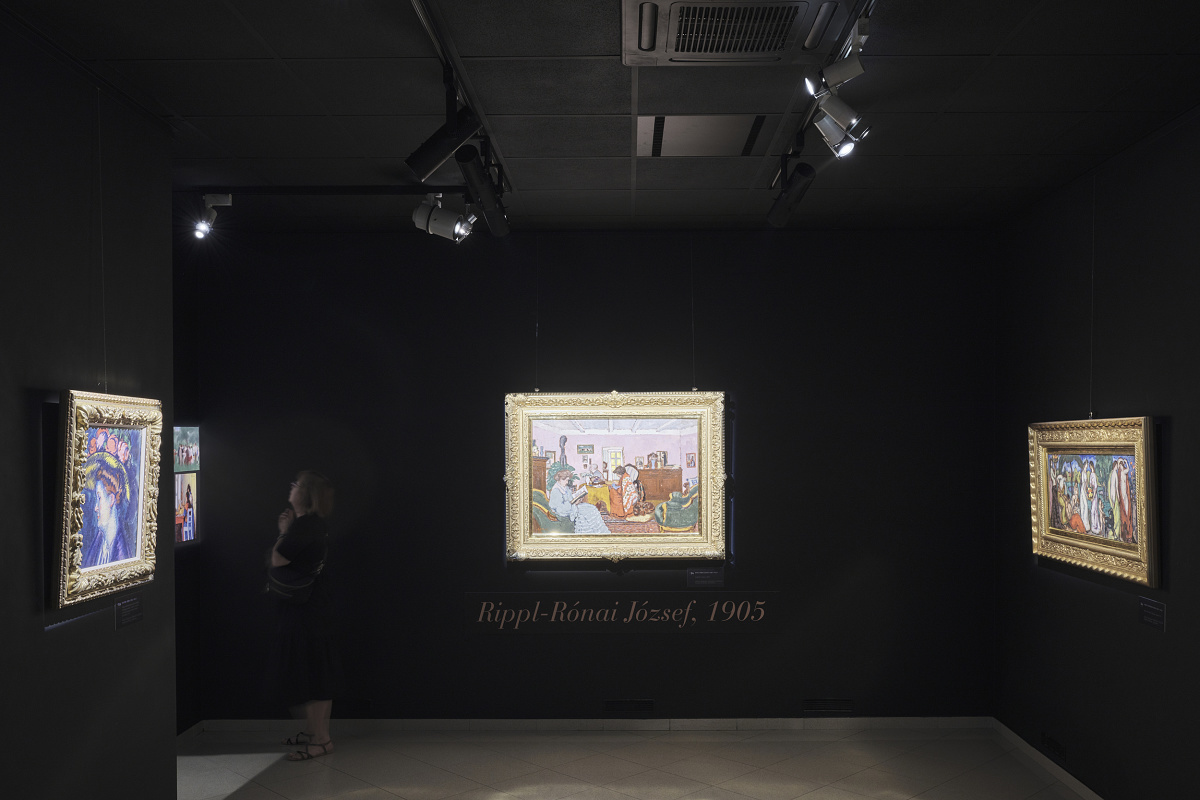 ERCO Eclipse spotlights accent art in the Virág Judit Gallery, Budapest.