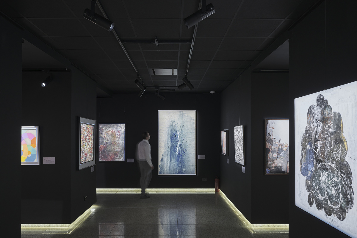 ERCO Eclipse spotlights illuminate art at the Virág Judit Gallery, Budapest.