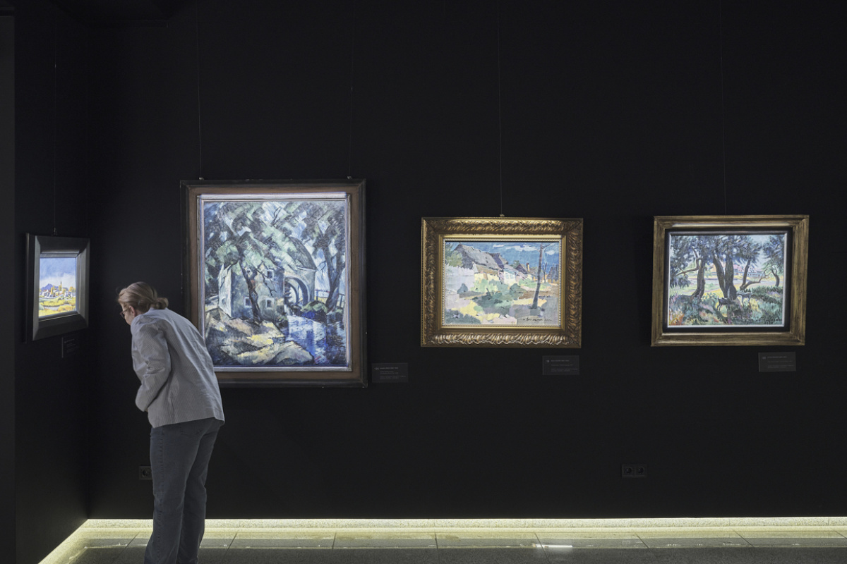 Woman viewing art illuminated by ERCO LED spotlights at the Virág Judit Gallery, Budapest.