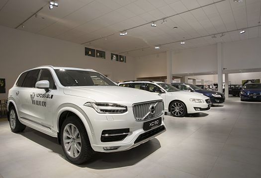Volvo XC90 showcased with ERCO lighting in the Luleå showroom.