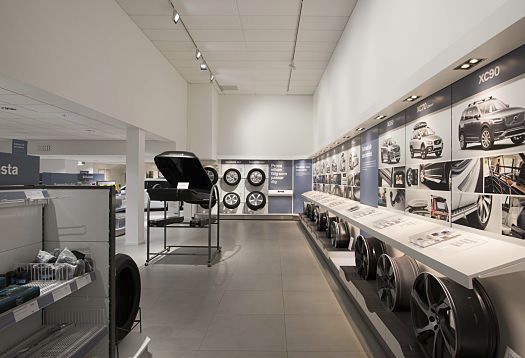 Volvo Retail Experience: Tire display in Luleå showroom, illuminated by ERCO lighting.