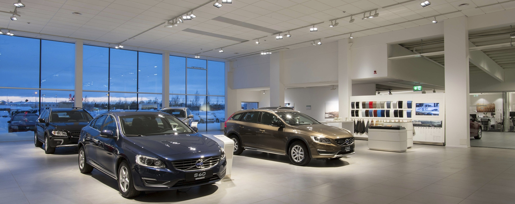 Volvo showroom in Luleå featuring ERCO Light Board spotlights for accent lighting on vehicles.