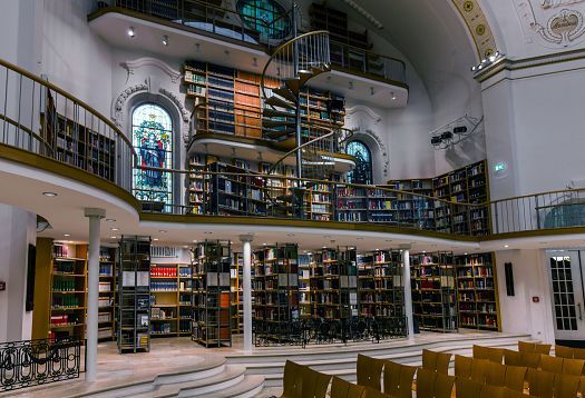 Interior of Vorarlberg State Library featuring ERCO LED lighting for optimized wallwashing.