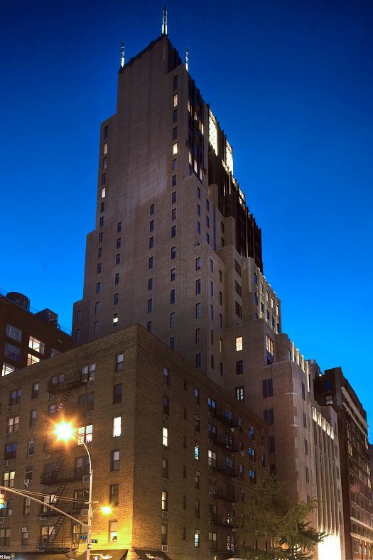 Walker Tower in New York, an Art Deco building illuminated with ERCO lighting, showcasing its architectural details.