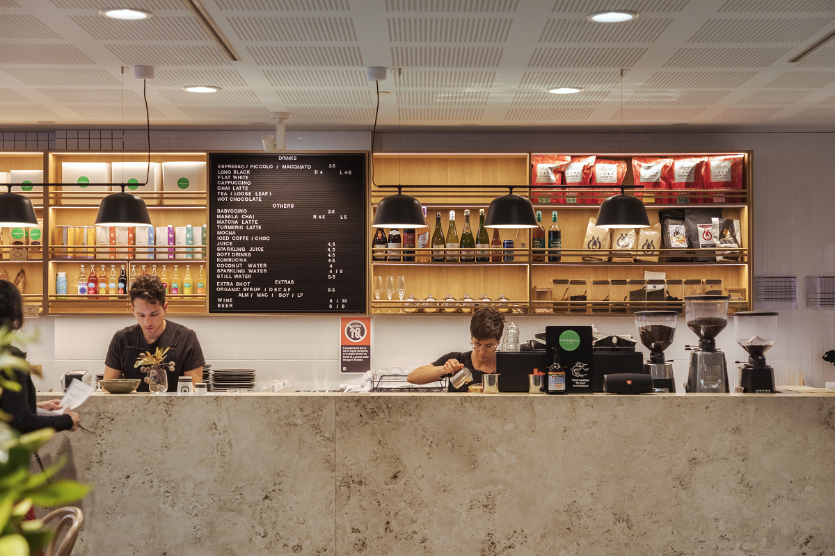 Wholegreen Bakery in Sydney mit ERCO Skim Strahlern für angenehme Allgemeinbeleuchtung und hohen Sehkomfort.