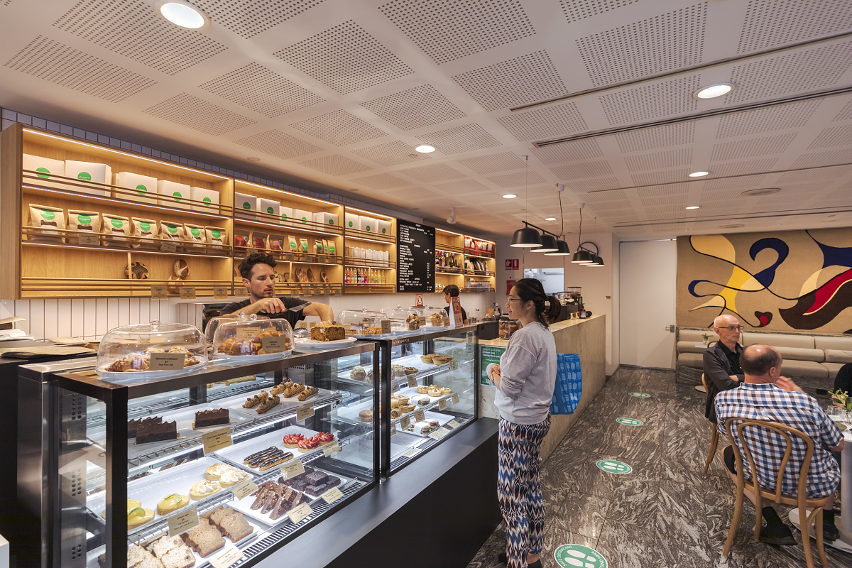ERCO Skim recessed luminaires provide pleasant general lighting at Wholegreen Bakery in Sydney, enhancing visual comfort.