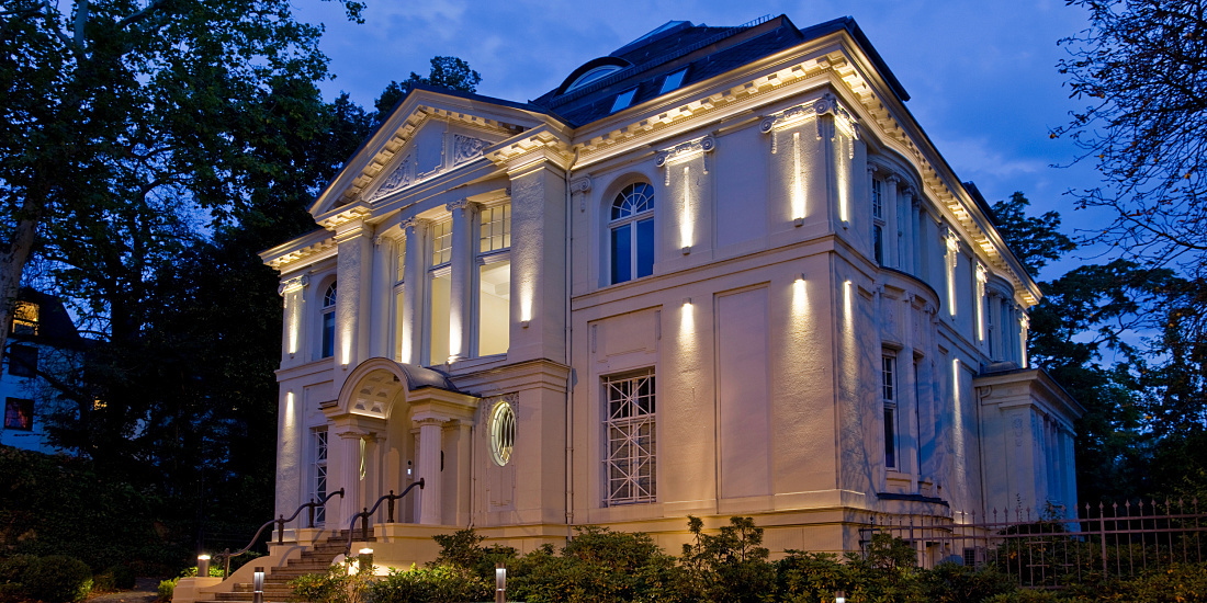 ERCO Kubus facade luminaires illuminate the Wiesbadener Volksbank at night.