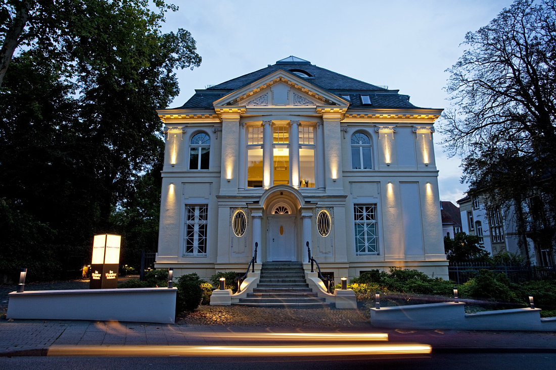 ERCO Kubus facade luminaires illuminate the Wiesbadener Volksbank at night.
