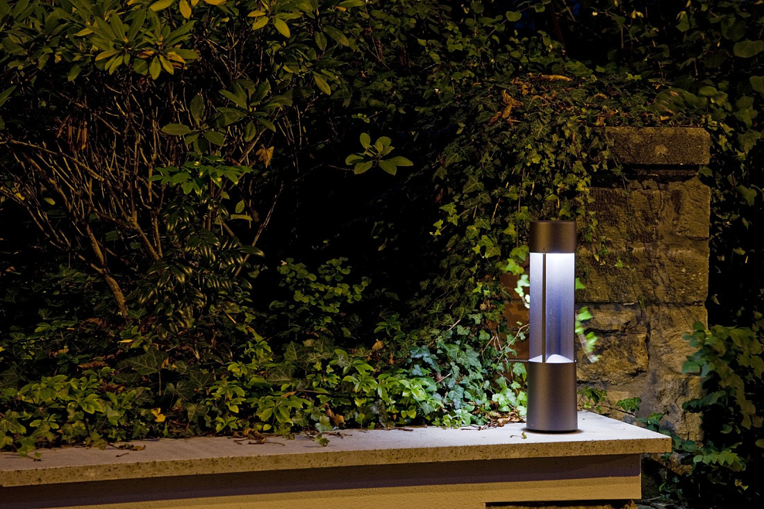 ERCO Panorama bollard luminaire illuminating the garden at Wiesbadener Volksbank.