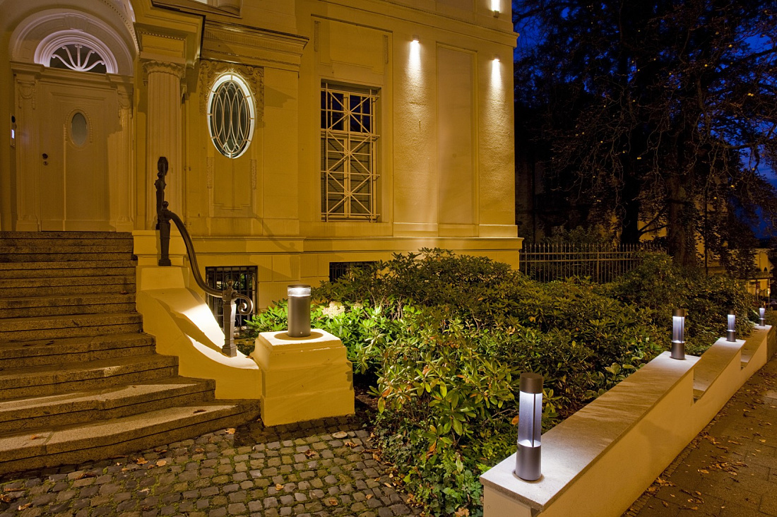 ERCO Kubus facade luminaires illuminate the Wiesbadener Volksbank at night.