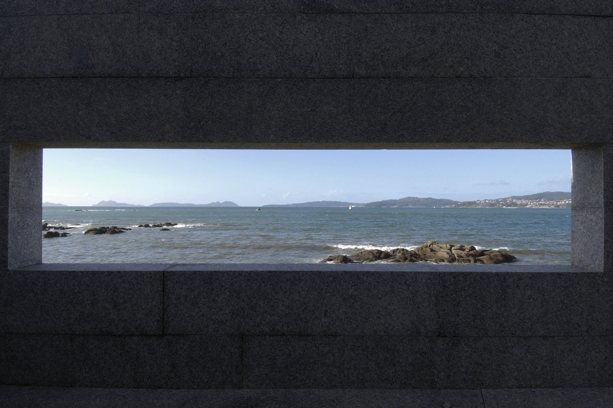 Ocean view through an architectural opening, providing orientation and structuring of the surroundings.