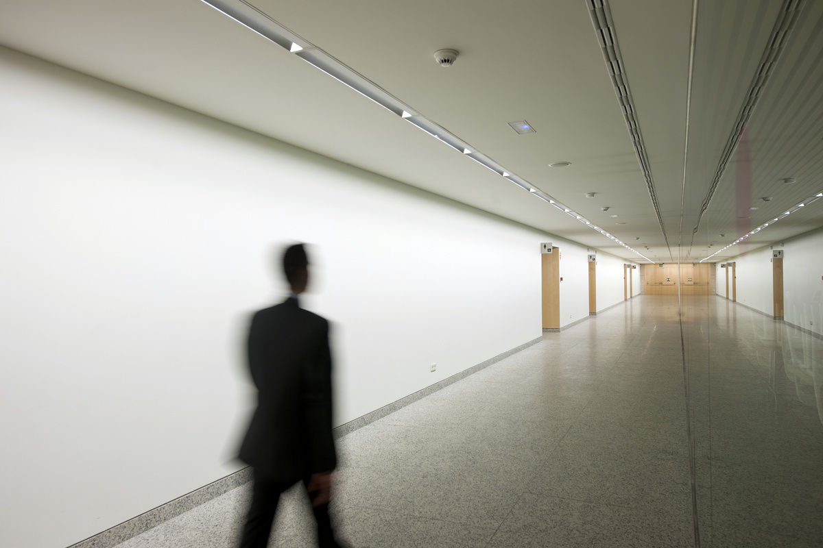 Hallway lighting with ERCO light tools, designed for orientation and visual comfort.