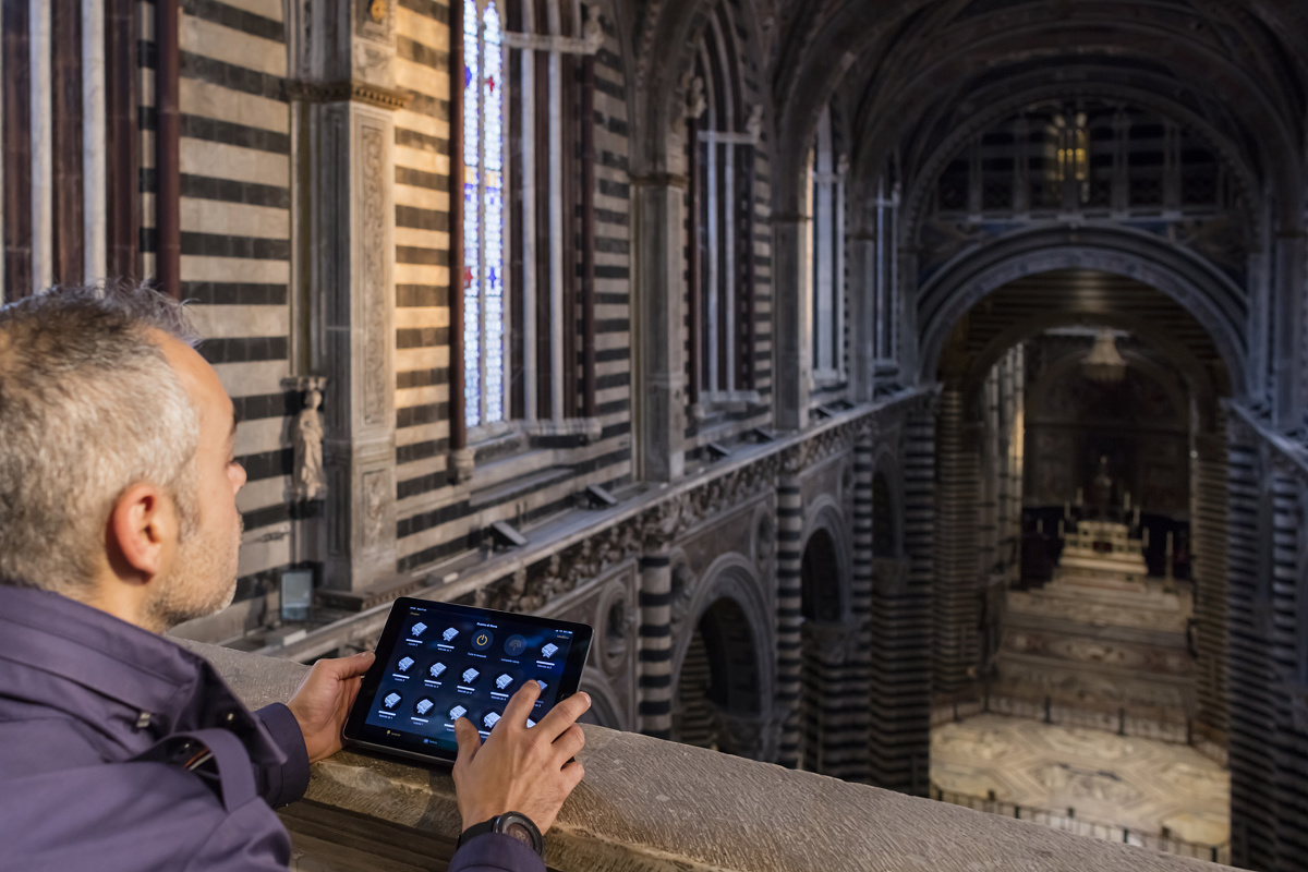 ERCO Casambi Bluetooth: Steuerung der Beleuchtung in einem historischen Gebäude per Tablet.