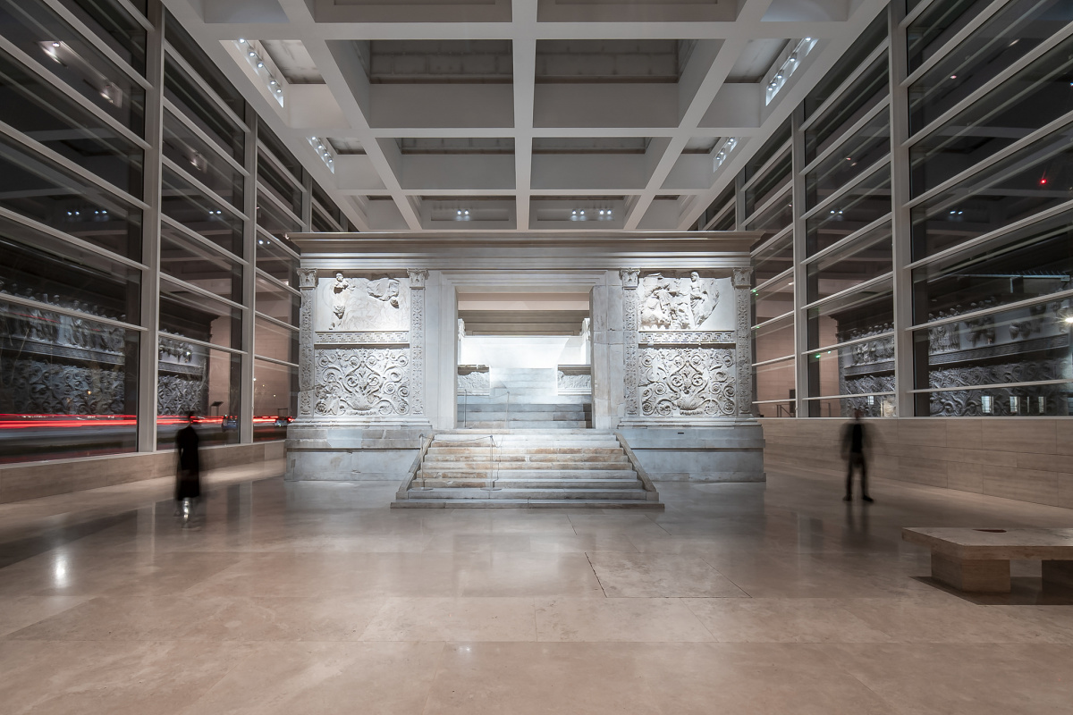 Das Ara Pacis Museum mit ERCO Beleuchtung und Casambi Bluetooth Steuerung für individuelle Lichtszenen.