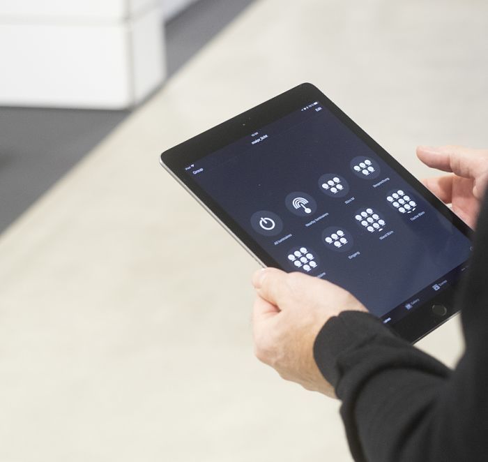 ERCO Casambi App auf einem Tablet zur drahtlosen Steuerung von ERCO Leuchten.