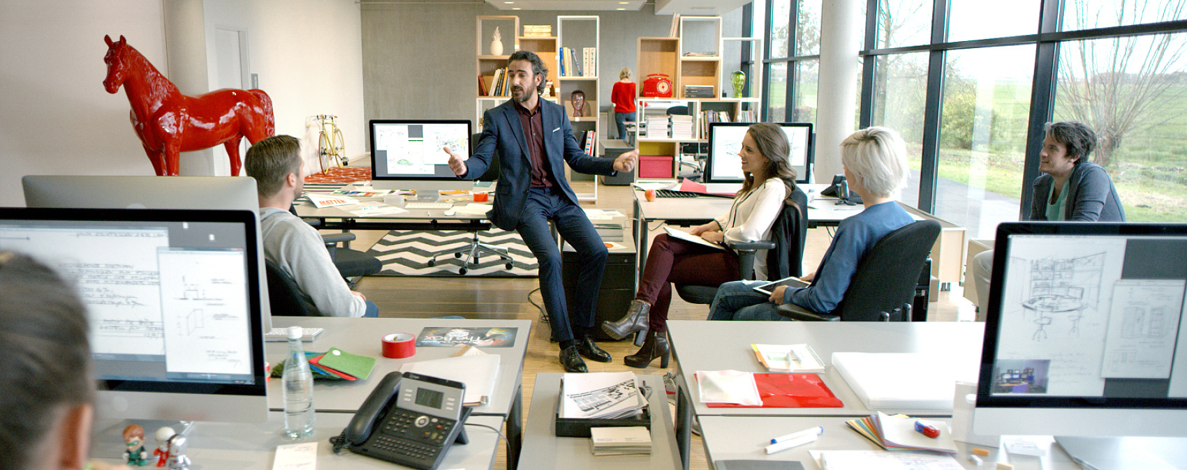 Dynamic office space featuring ERCO lighting design promoting focus and communication.