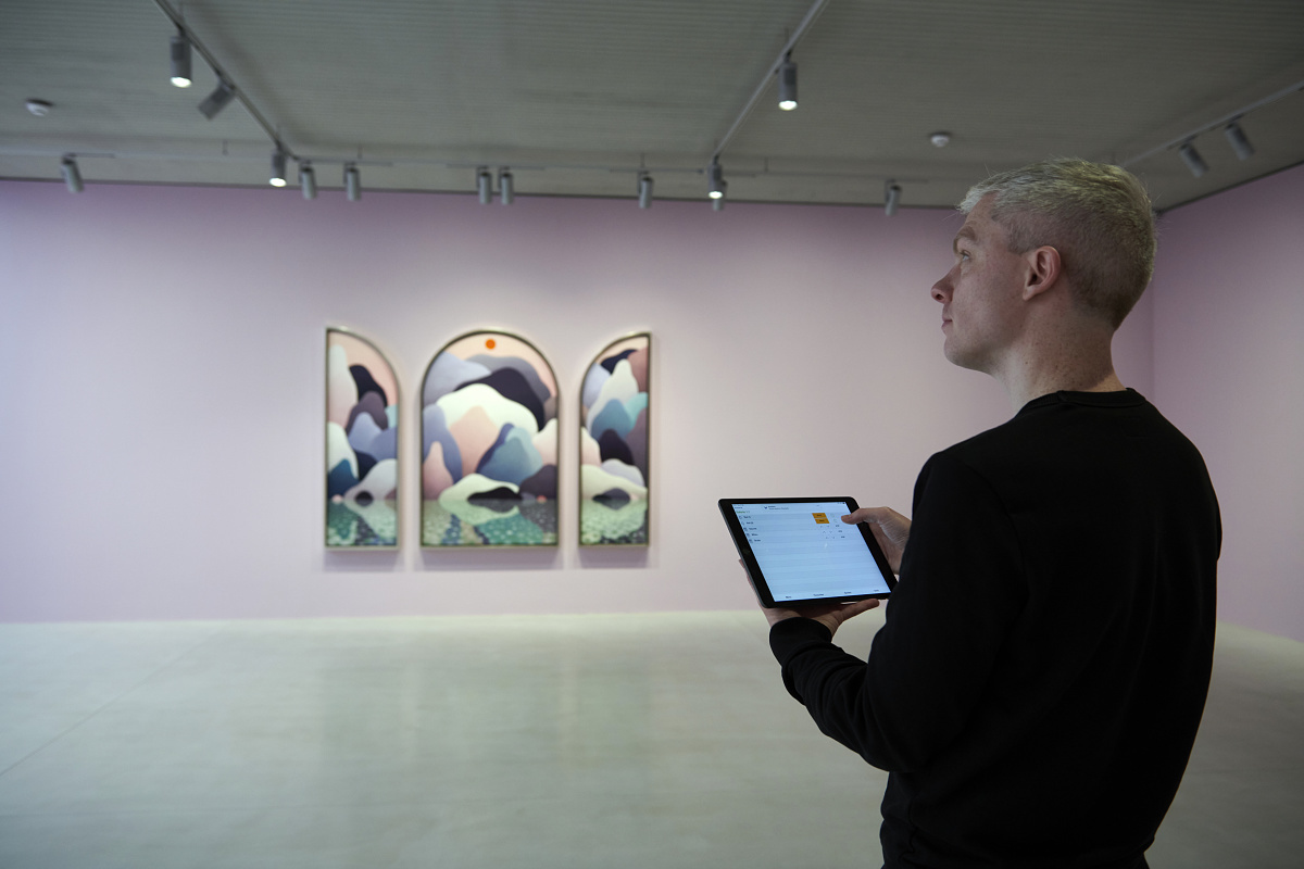 ERCO LED lighting in Xavier Hufkens Gallery, controlled via tablet for flexible art exhibitions.