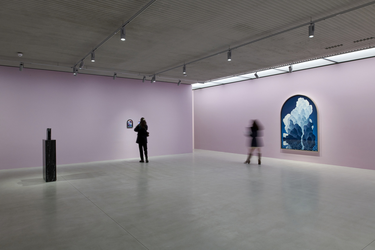 ERCO LED lighting at Xavier Hufkens Gallery, Brussels, providing flexible art exhibition illumination.