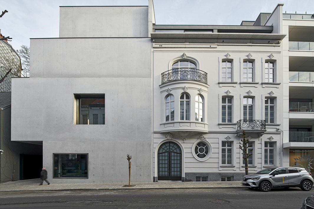Xavier Hufkens Gallery in Brussels: ERCO lighting illuminates art in a flexible space blending historic and modern architecture.