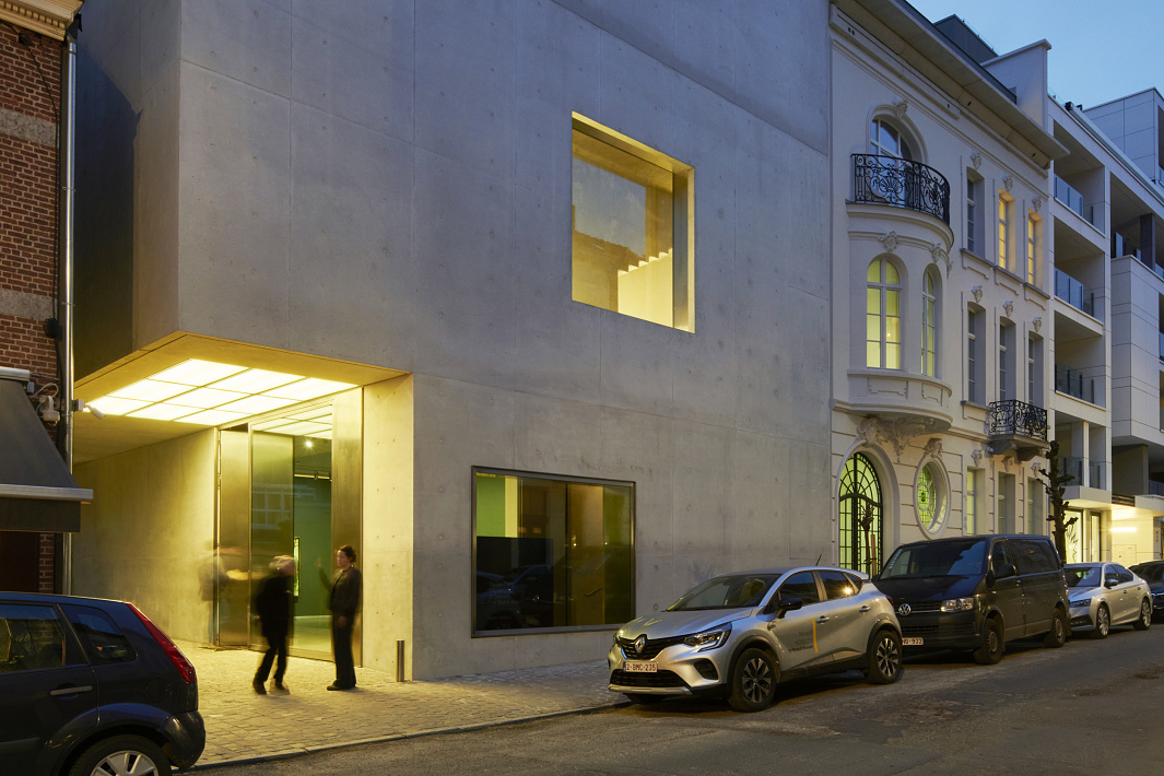 Xavier Hufkens Gallery in Brussels, featuring ERCO LED lighting for flexible art displays.
