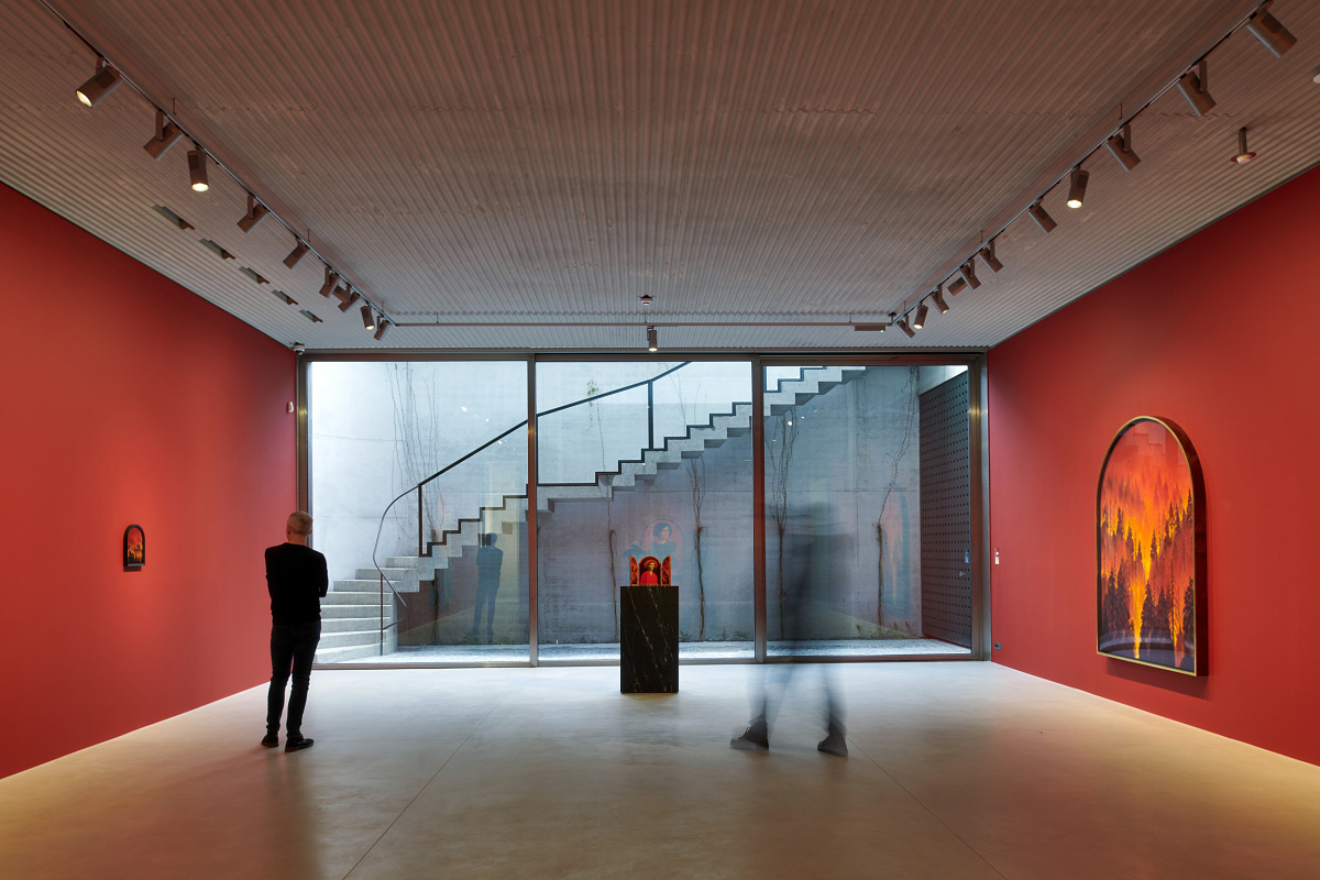 ERCO LED lighting illuminating art at Xavier Hufkens Gallery, Brussels.