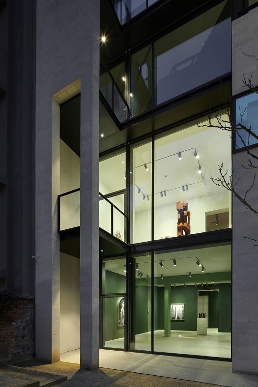 Xavier Hufkens Gallery in Brussels featuring ERCO LED lighting for flexible art displays.