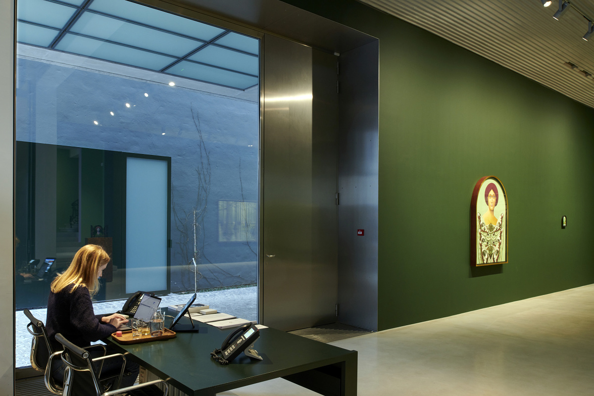 ERCO LED lighting at Xavier Hufkens Gallery, Brussels, providing flexible illumination for art exhibitions.