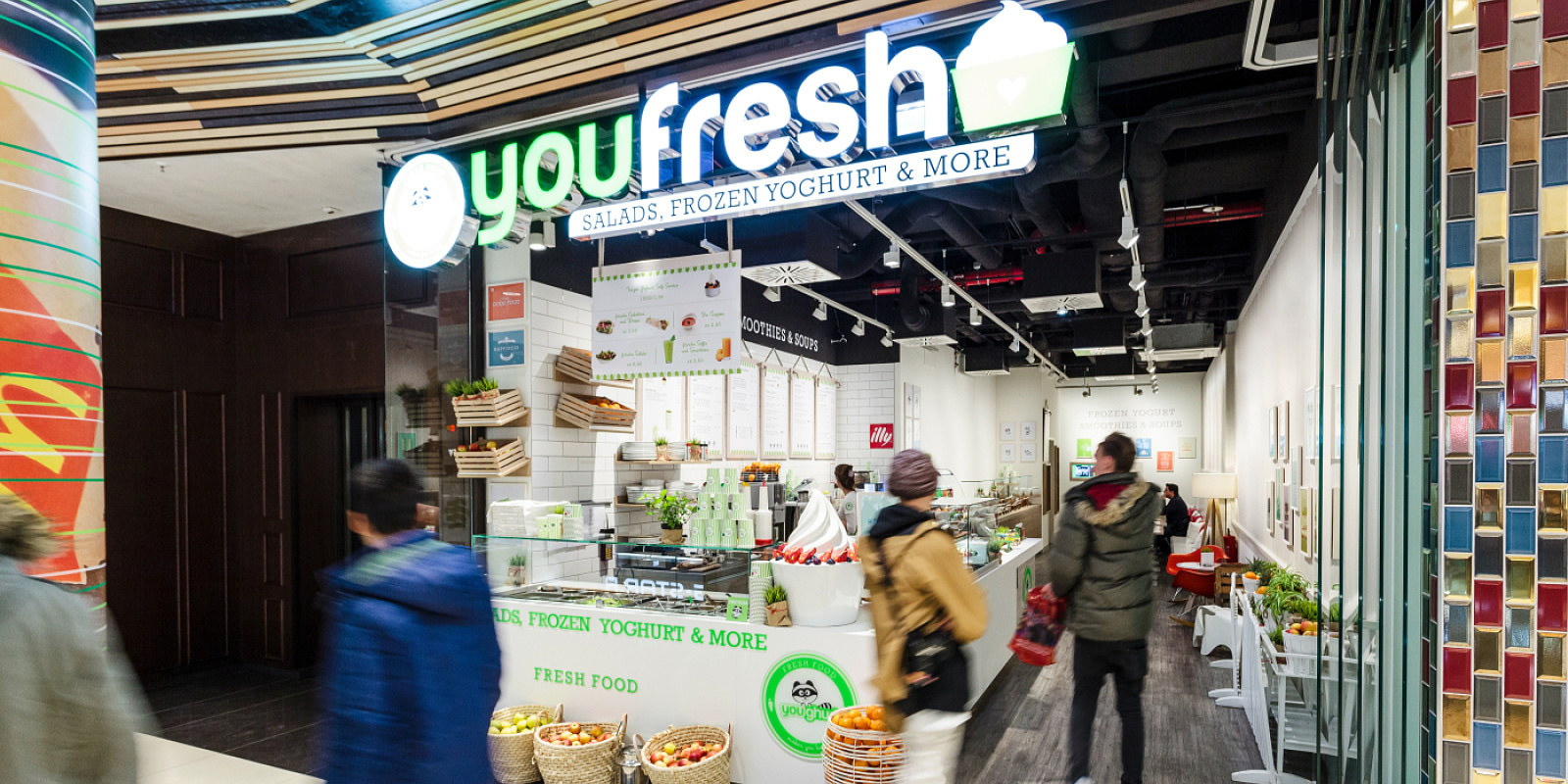 Youfresh bistro in Berlin, illuminated by ERCO Optec, offering fresh salads and frozen yogurt in a stylish setting.